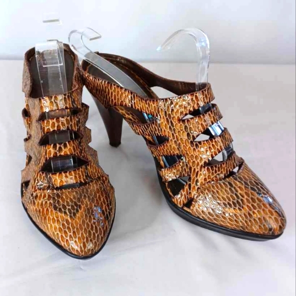 Aquatalia Shoes - Aquatalia Size 6 Strappy Snakeskin slip-on wooden clog pointed toe Pre-loved
